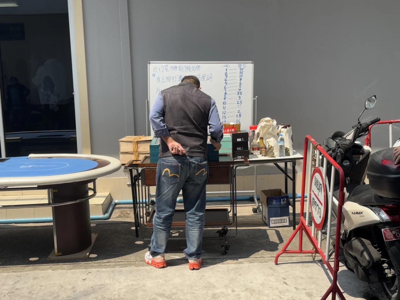 ทลายบ่อนจีนเทากลางกรุง เปิดร้านอาหารบังหน้า เงินสะพัดหลายล้าน