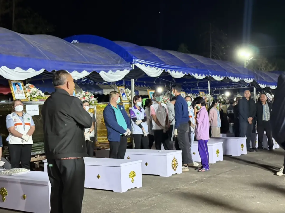 น้ำตาท่วมวัด วางโลงศพเรียงราย ญาติรอรับร่าง 18 เหยื่อทัวร์มรณะ