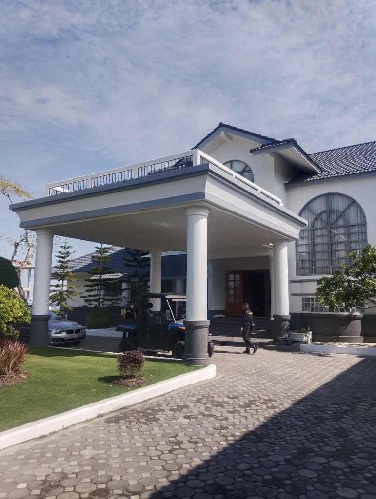 ทลายแก๊งจีนเทาแผ่อิทธิพลกลางกรุง โยงเว็บพนัน ยึดคฤหาสน์ – รถหรู 300 ล้าน