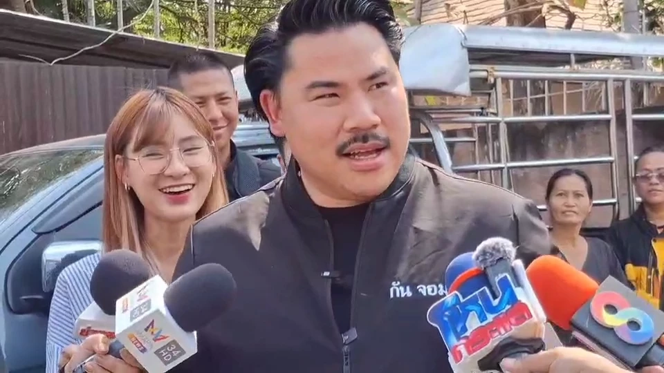 แม่ "เม้ง โอริโอ้" ก้มกราบ "กัน จอมพลัง" ขอโทษแทนลูก ไม่ได้ร่ำรวยตามที่ลูกอวด