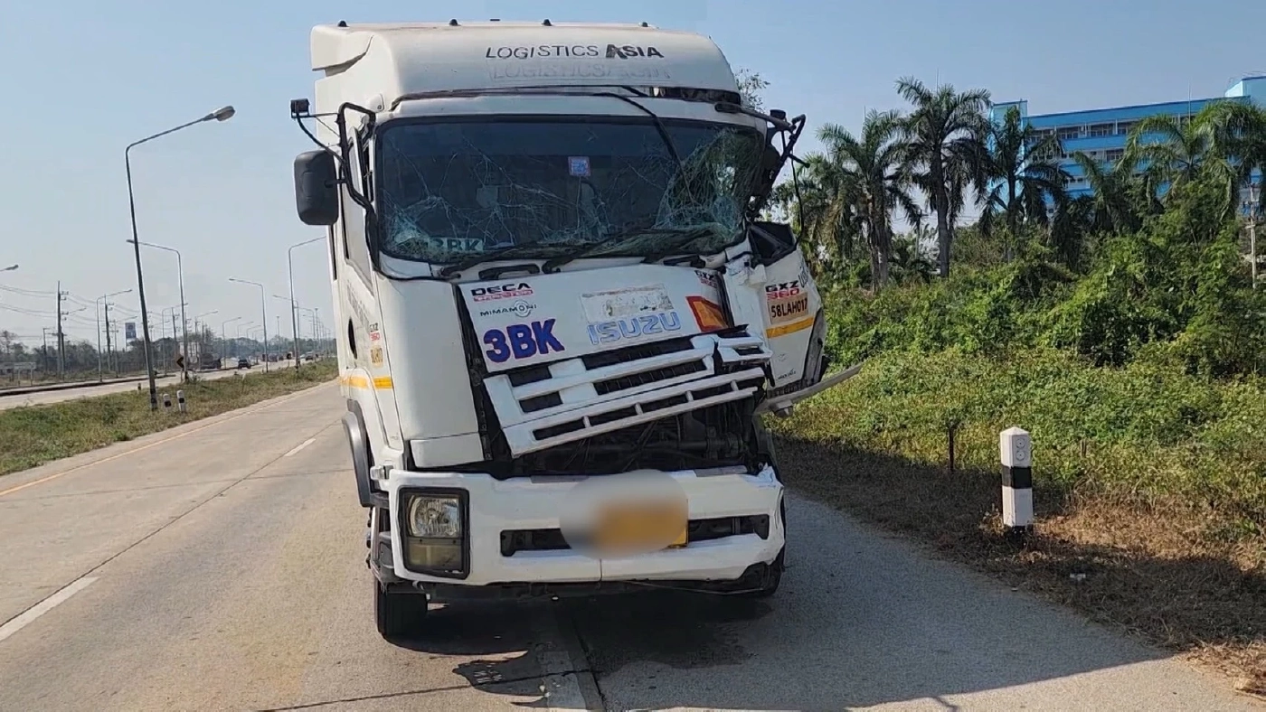 ชนสนั่นหน้า รพ.! รถเทรลเลอร์เสยท้ายรถสองแถวคว่ำ ดับ 1 เจ็บ 8 อ้างเหตุสุดมึน