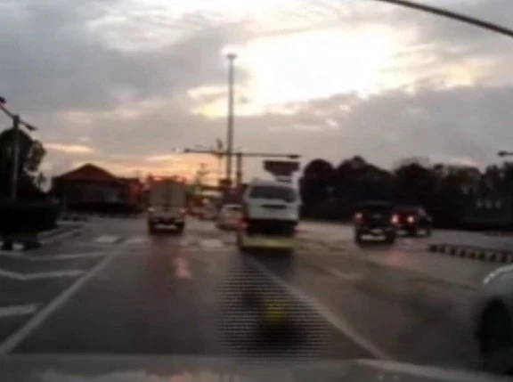 คลิปนาที นักเรียน ป.1 ตกจากรถตู้กลางแยกบาดเจ็บ คนขับเผยสาเหตุ อัปเดตอาการ