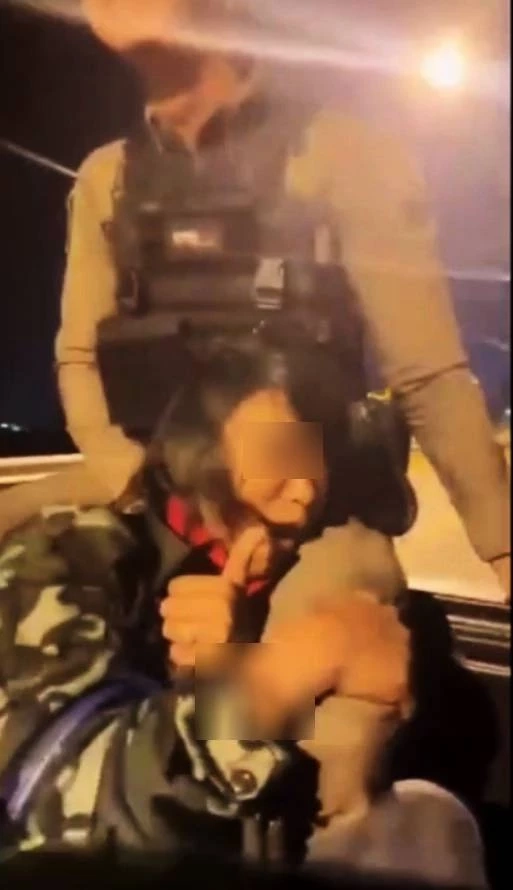 โซเชียลร้อนฉ่า! ตำรวจหล่อ สยบสาวคลั่ง จนยอมให้พาไปหาหมอ