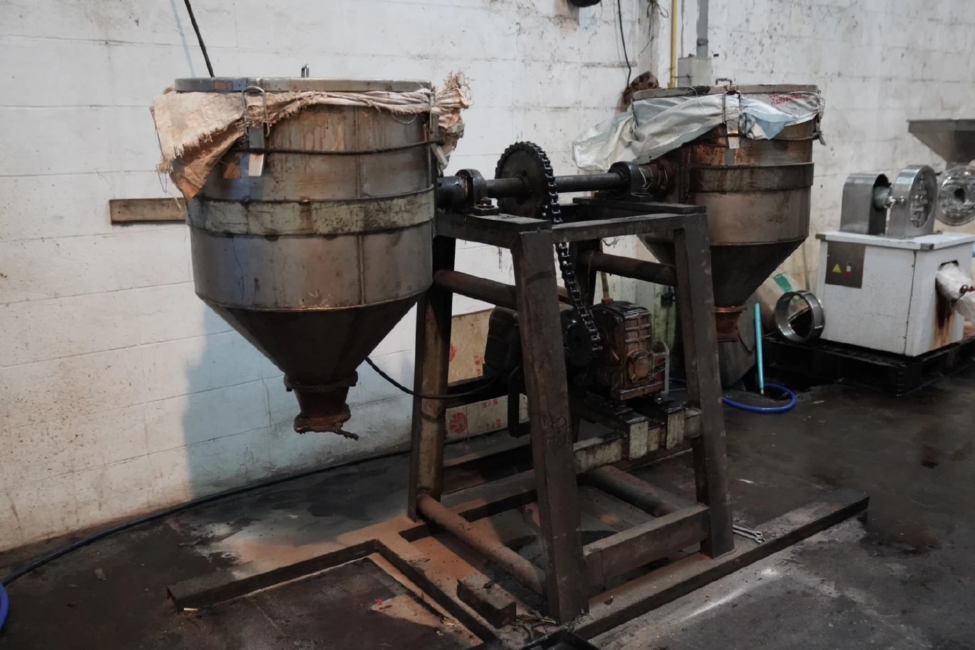 อึ้ง! สภาพอย่างซ๊ก ตำรวจ ปอศ.บุกทลาย โรงงาน “ผงชูรส – กาแฟ” ปลอมยี่ห้อดัง