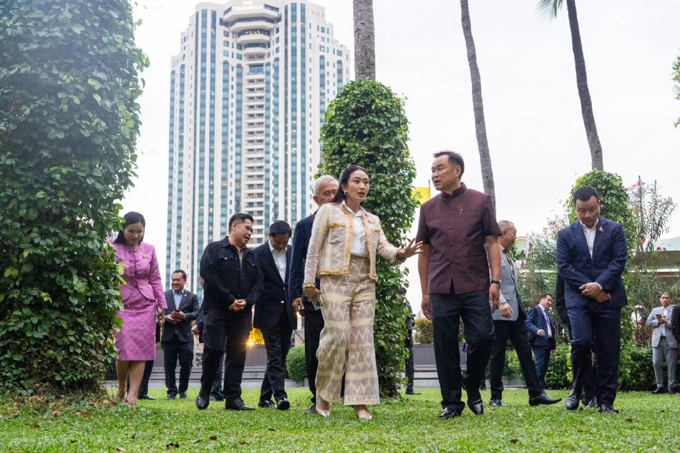 "ดินเนอร์พรรคร่วม" โรงแรมหรู ริมน้ำเจ้าพระยา สุดชื่นมื่น ( คลิป )   