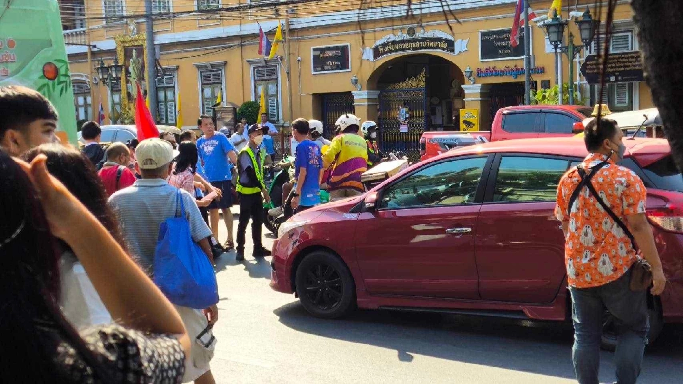 อุบัติเหตุหน้า รร.สวนกุหลาบ เก๋งฝ่าไฟแดง ชน นร.เจ็บ อัปเดตอาการ