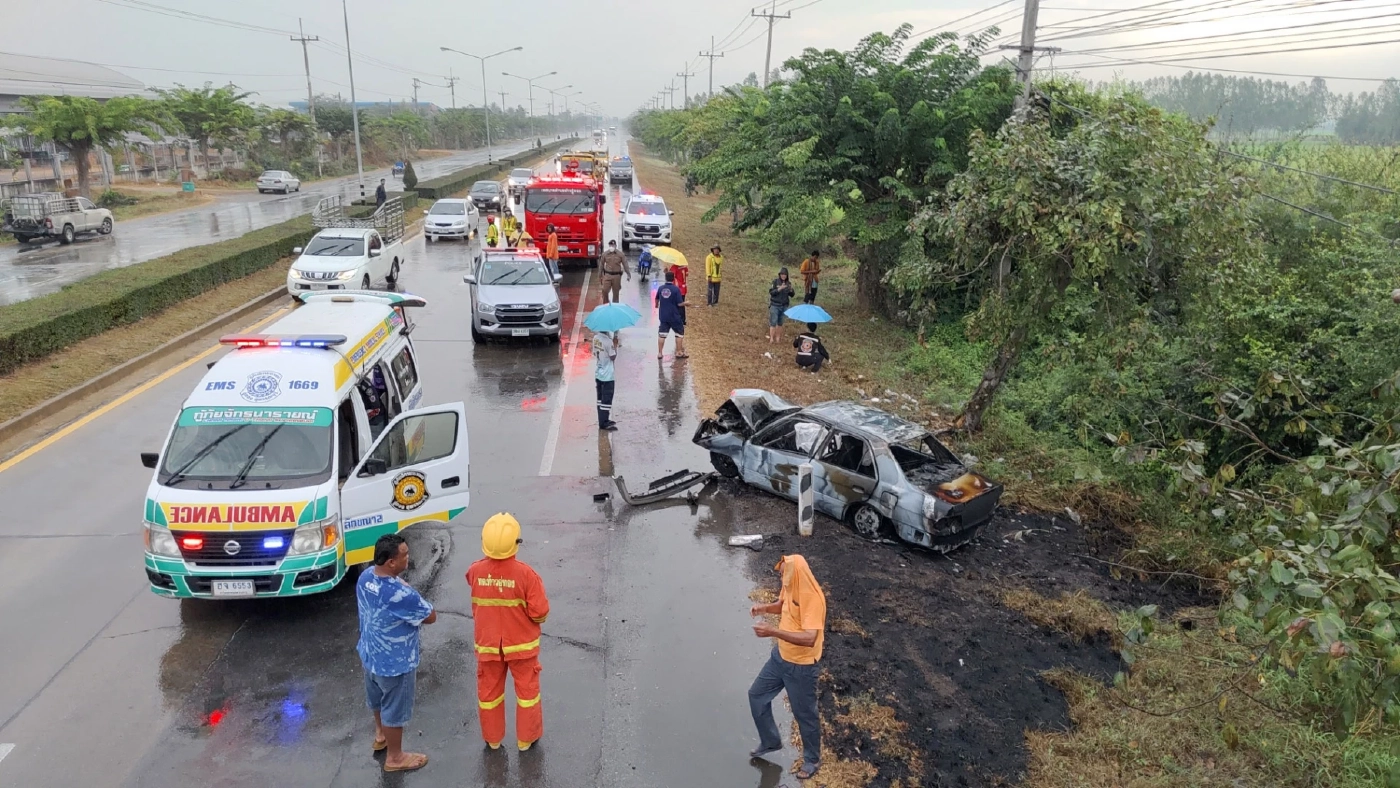 สลด! เก๋งพุ่งชนต้นไม้ข้างทาง ไฟไหม้ท่วมคลอกคนขับ พบบัตร ขรก.ในรถ เผยปมเหตุ