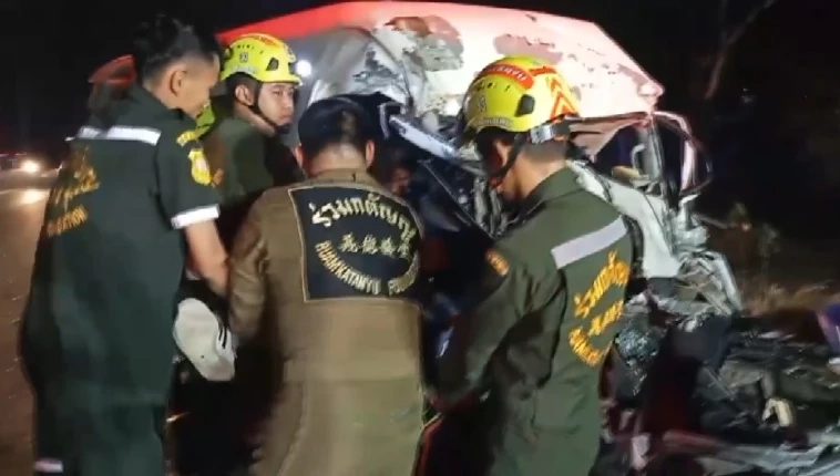 สลด! รถตู้ชนรถบรรทุกยับ อัดก็อบปี้คนขับดับ ผู้โดยสารเจ็บหลายราย เผยสาเหตุ