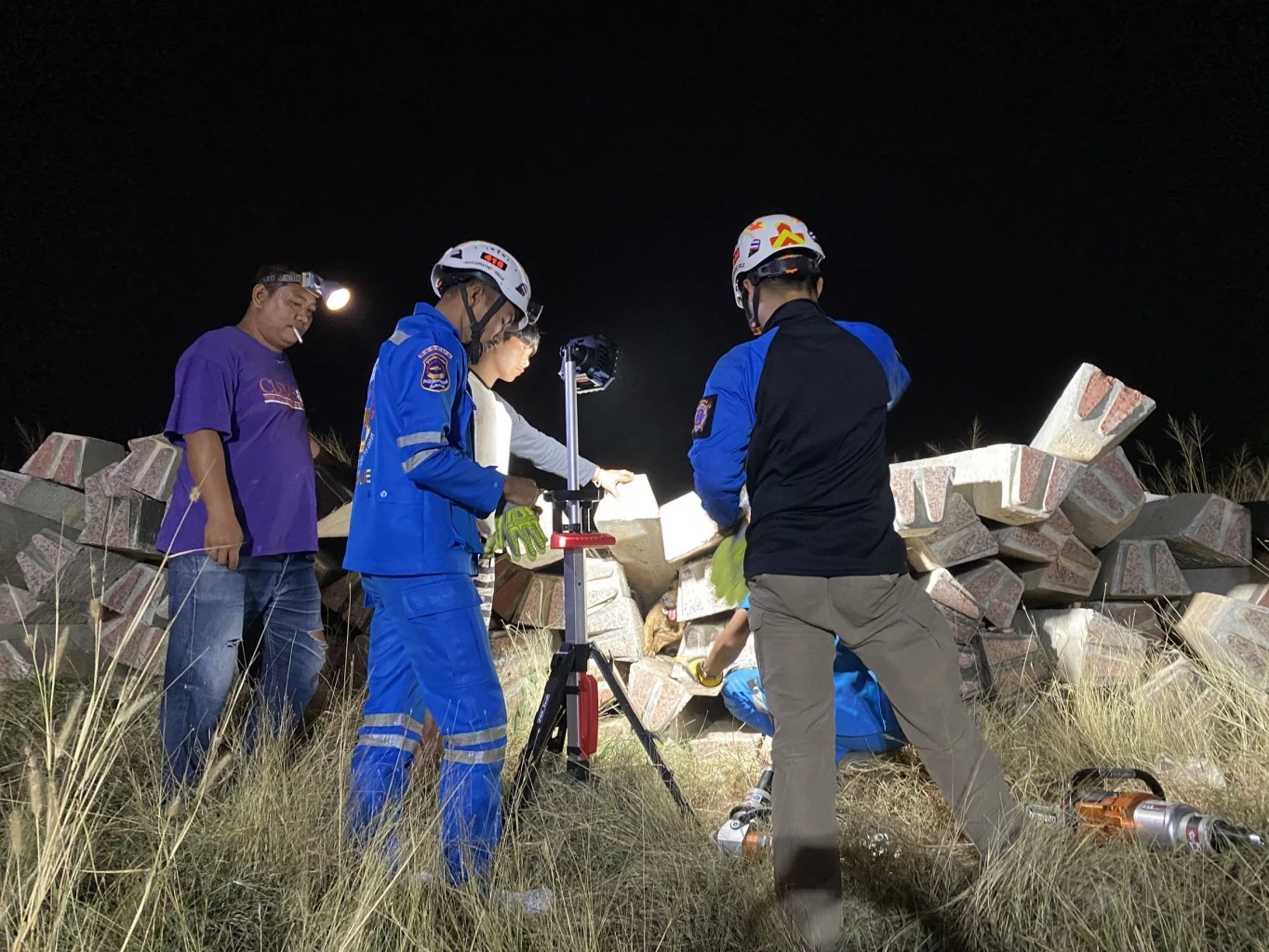 รุดช่วยน้องหมาขาติดหมอนรองรางรถไฟ ร้องครวญคราง ด้วยความเจ็บปวด