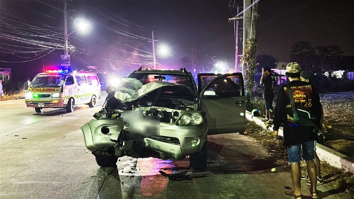 ชาวเยอรมัน ซิ่ง จยย. หลุดโค้งชนประสานงา ฟอร์จูนเนอร์ ดับคาที่