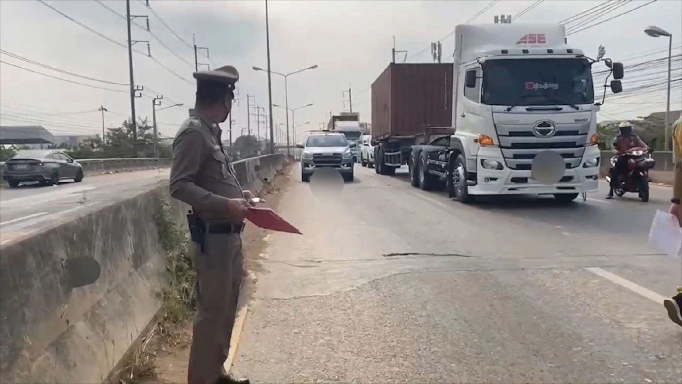 ไม่ทันถึงรพ.! อุบัติเหตุสลด รถพ่วงชนรถจยย.คนพิการ ภรรยาดูร่างถึงเข่าทรุด