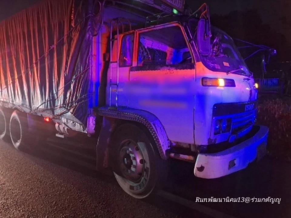 สลด! รถตู้ชนรถบรรทุกยับ อัดก็อบปี้คนขับดับ ผู้โดยสารเจ็บหลายราย เผยสาเหตุ
