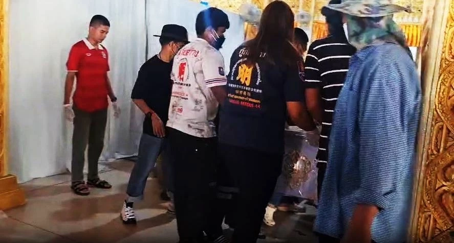 3 ร่างพ่อแม่ลูก ถึงวัดญาติลั่นอยากให้จับคนร้ายให้ได้โดยเร็ว