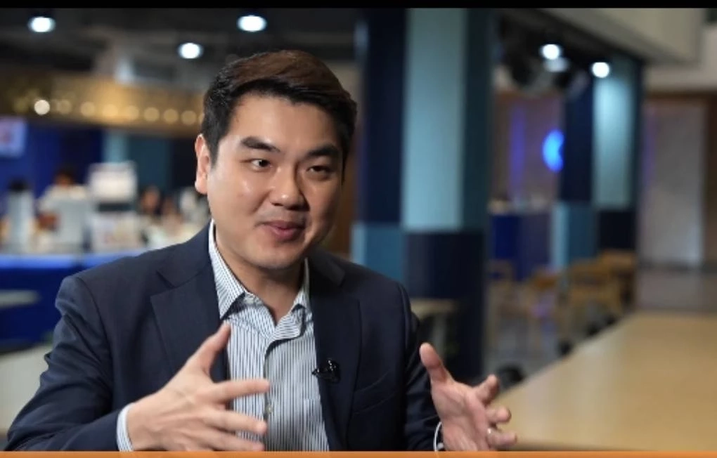 ปิยบุตร แสงกนกกุล  