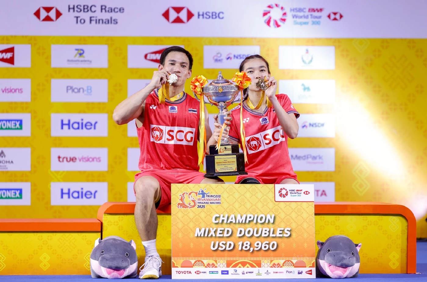 "บาส-เฟม" ควง "หมิว" ซิวแชมป์แบดมินตัน ไทยแลนด์ มาสเตอร์ส