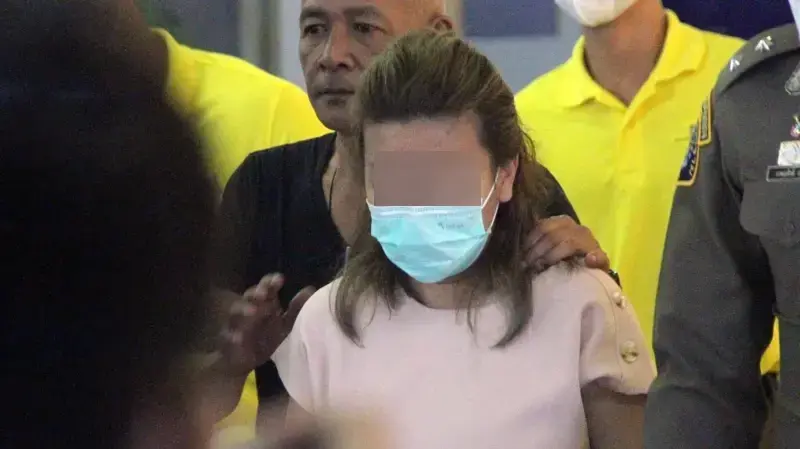 นางสรารัตน์ รังสิวุฒาภรณ์ หรือ แอม ไซยาไนด์ 