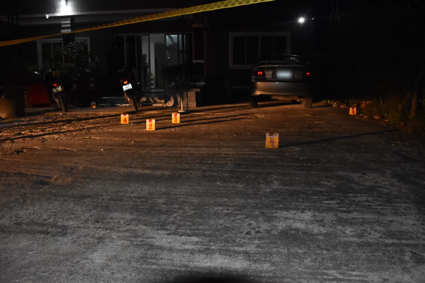 อดีตสามี รัวยิงหมดแม็ก หวังฆ่ายกครัวเมียเก่า ลูกชายช่วยให้รอด