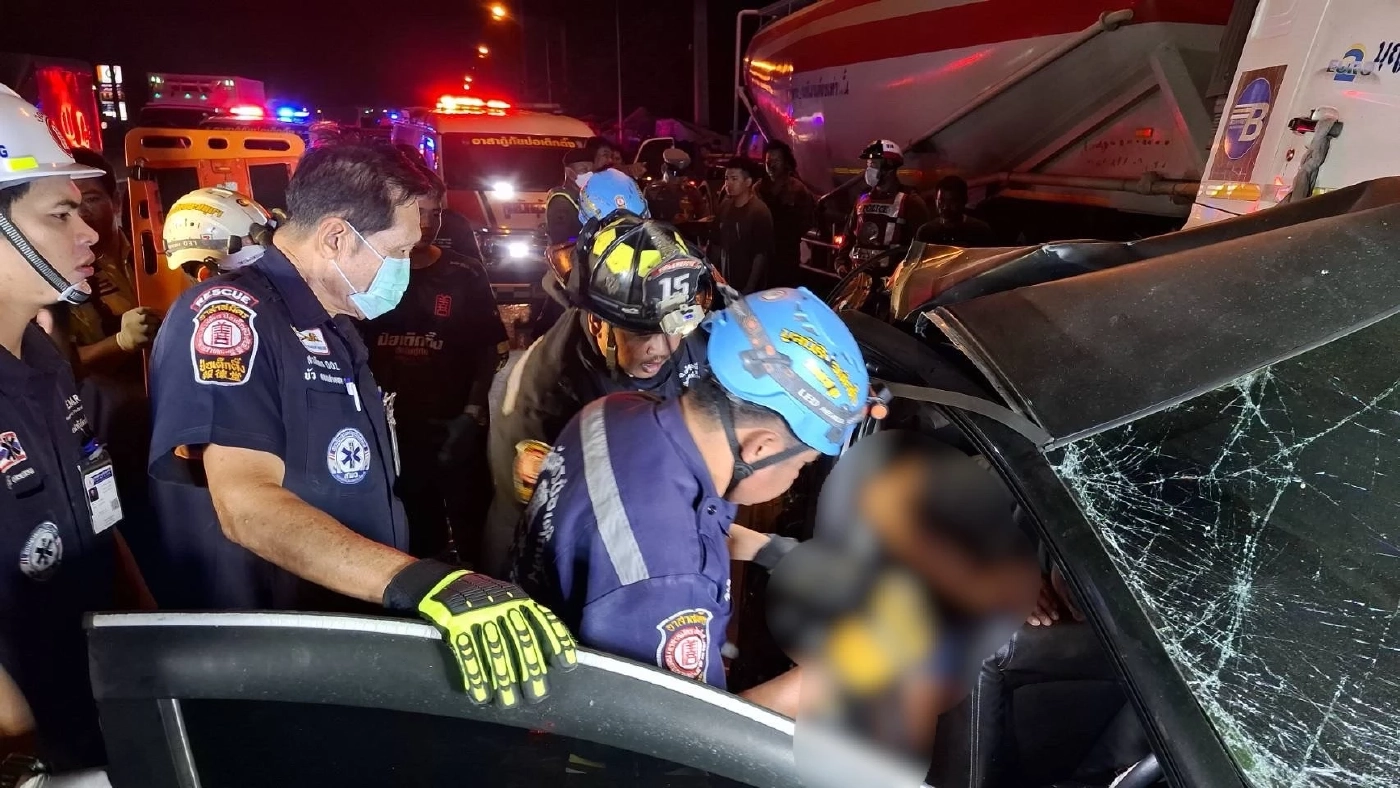 อุบัติเหตุสลด! รถพ่วงชนอัดก็อบปี้รถเก๋งตำรวจพังยับ ดับ 2 เจ็บ 3