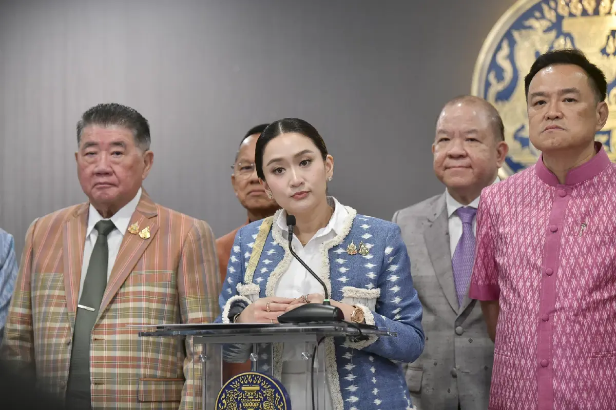 ภาพประกอบ  แพทองธาร ชินวัตร นายกรัฐมนตรี แถลงภายหลังการประชุมครม.โดยมีคณะรัฐมนตรี ยืนอยู่ด้านหลัง