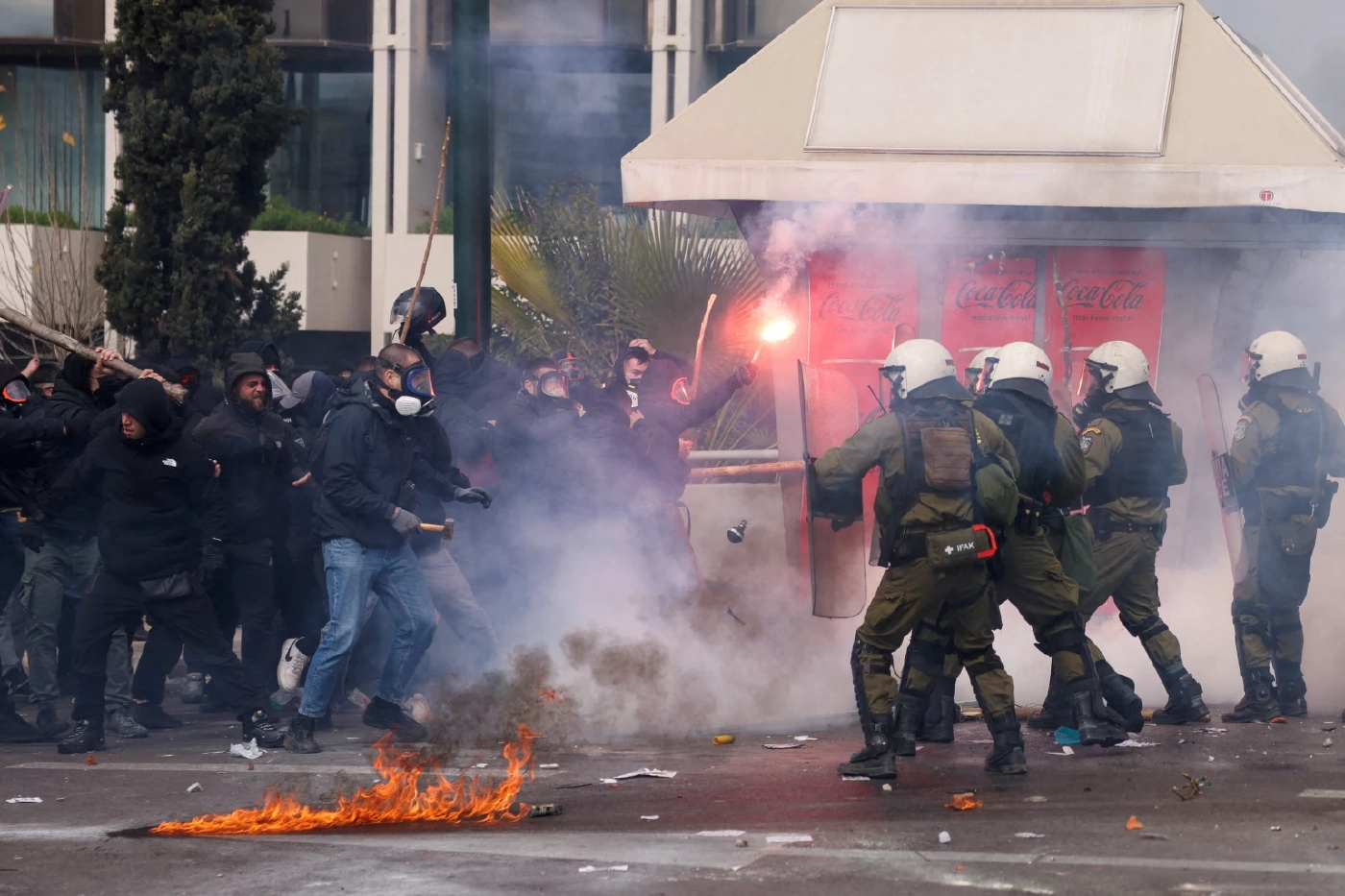 ประท้วงเดือดทั่วกรีซ ในวันครบรอบ 2 ปี รถไฟชนกันดับ 57 คน