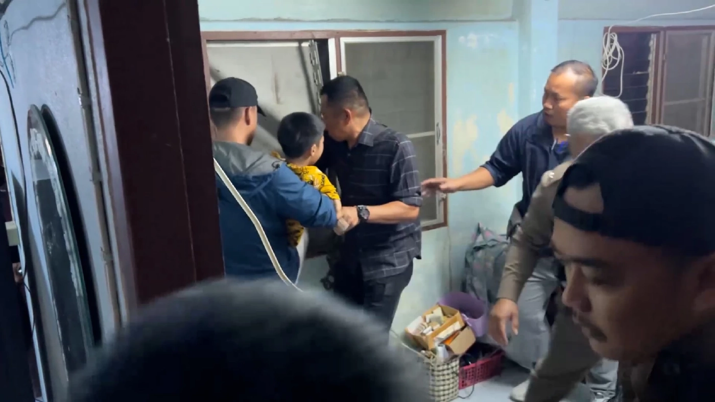 ระทึก! พ่อหลอนยา จับลูกขังบ้าน 3 วัน ตร.ต้องโดดหน้าต่างเข้าช่วย