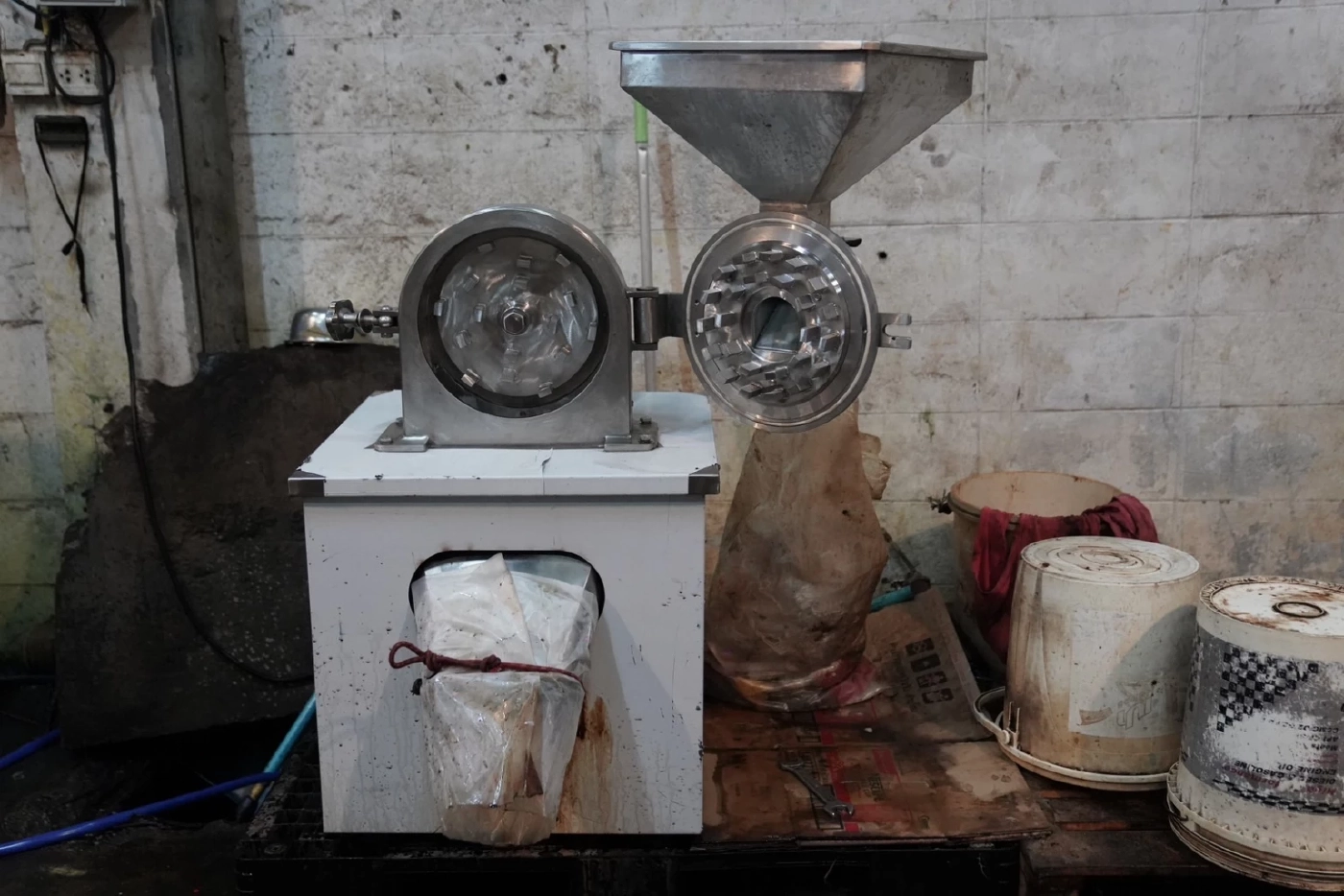 อึ้ง! สภาพอย่างซ๊ก ตำรวจ ปอศ.บุกทลาย โรงงาน “ผงชูรส – กาแฟ” ปลอมยี่ห้อดัง