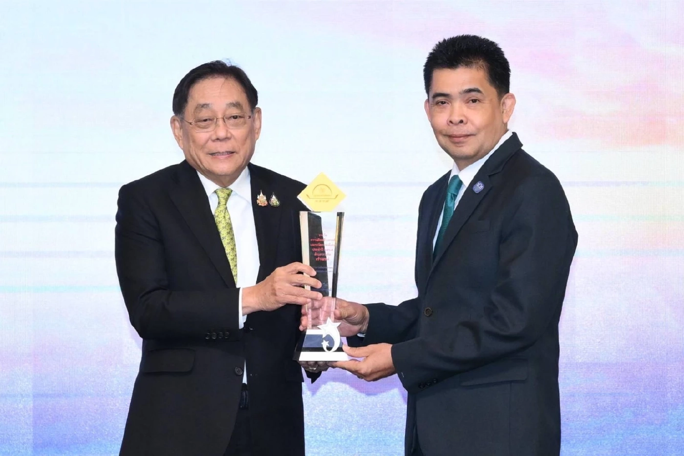 ธ.ก.ส. คว้า 4 รางวัลรัฐวิสาหกิจดีเด่น มุ่งเป็น 'ธนาคารพัฒนาชนบทที่ยั่งยืน'