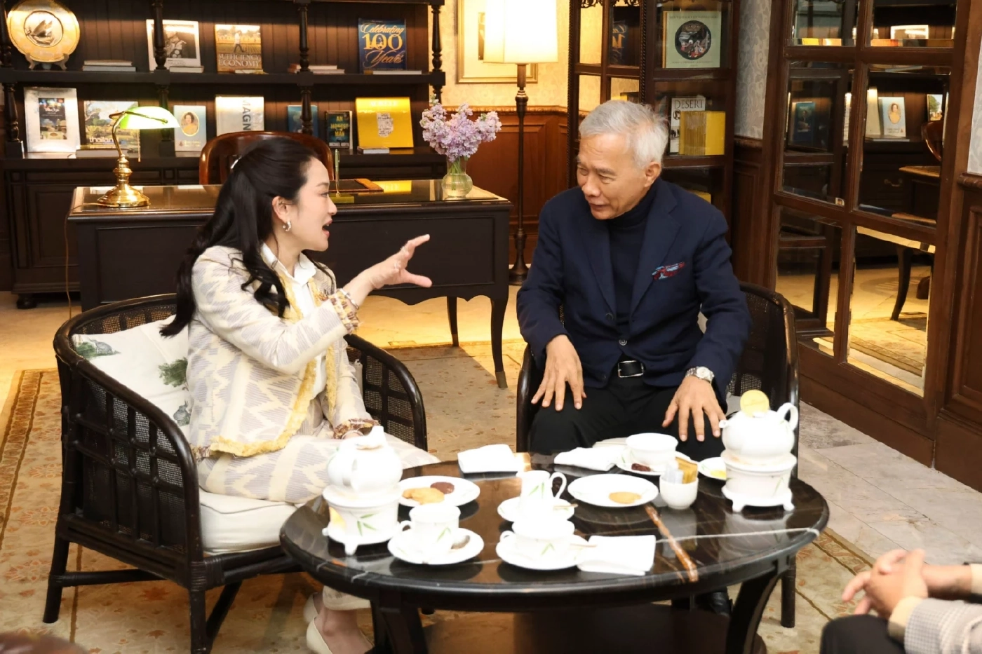 "ดินเนอร์พรรคร่วม" โรงแรมหรู ริมน้ำเจ้าพระยา สุดชื่นมื่น ( คลิป )   