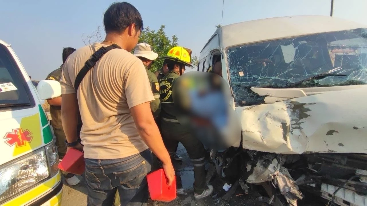 อุบัติเหตุรถตู้ทัวร์บุญ ถูกเก๋งพุ่งข้ามเลนชนพังยับ เจ็บคาซาก 14 คน