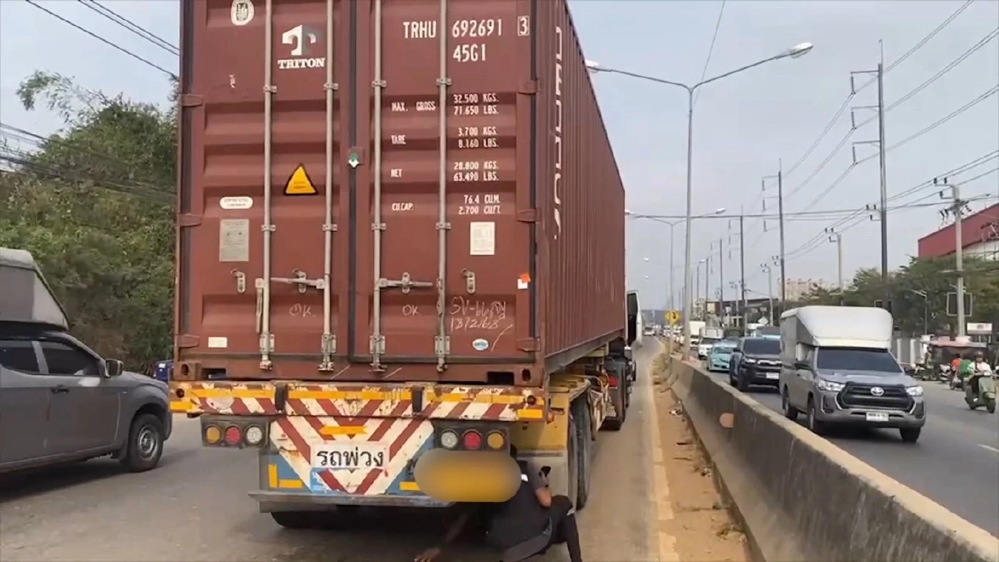 ไม่ทันถึงรพ.! อุบัติเหตุสลด รถพ่วงชนรถจยย.คนพิการ ภรรยาดูร่างถึงเข่าทรุด
