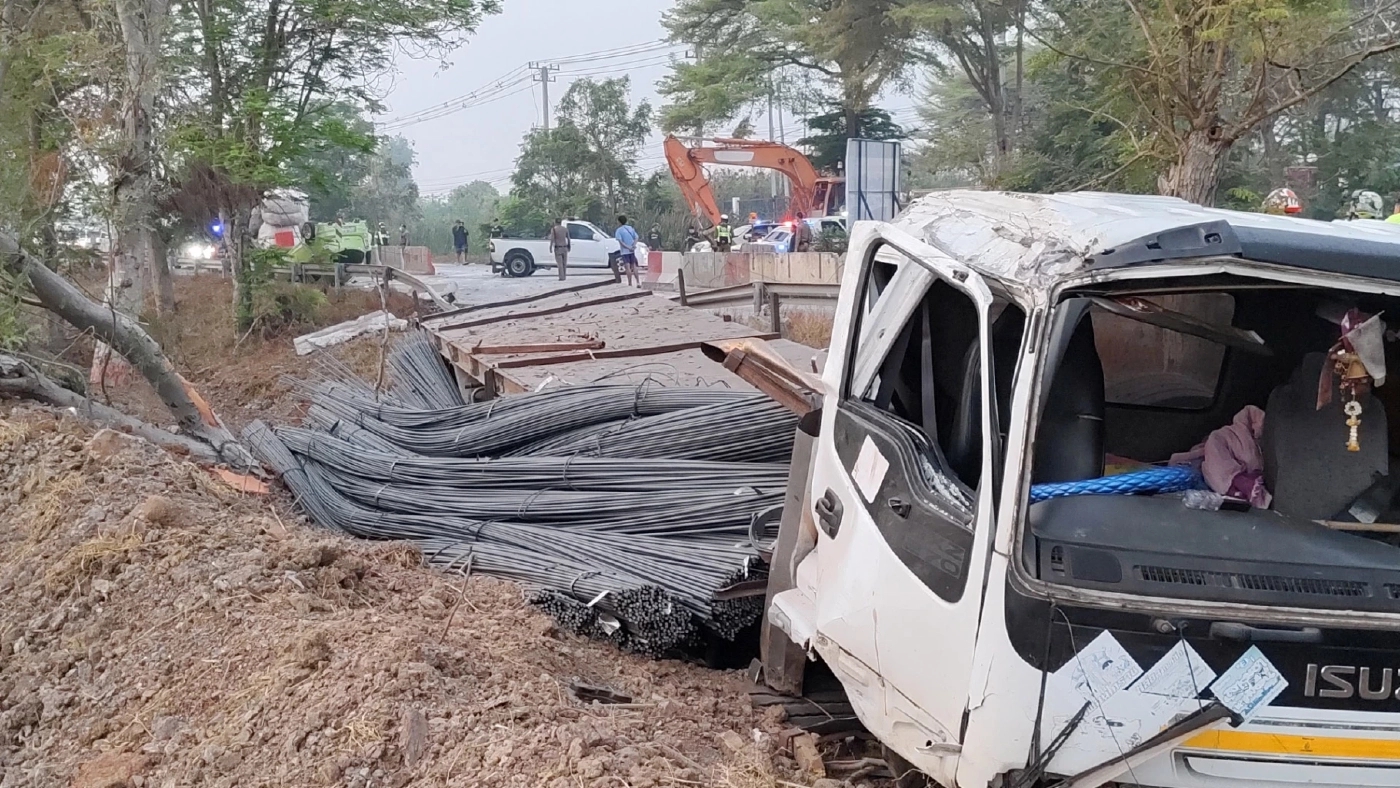 ระทึก! รถพุ่งชนแท่งแบริเออร์ 4 คันรวด รถตู้คว่ำเจ็บยกคัน คนขับเผยสาเหตุ