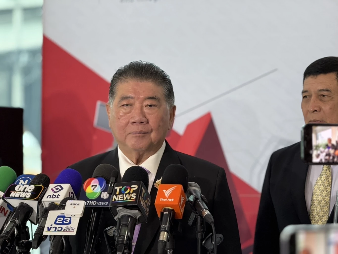 นายภูมิธรรม เวชยชัย รองนายกรัฐมนตรี และรัฐมนตรีว่าการกระทรวงกลาโหม