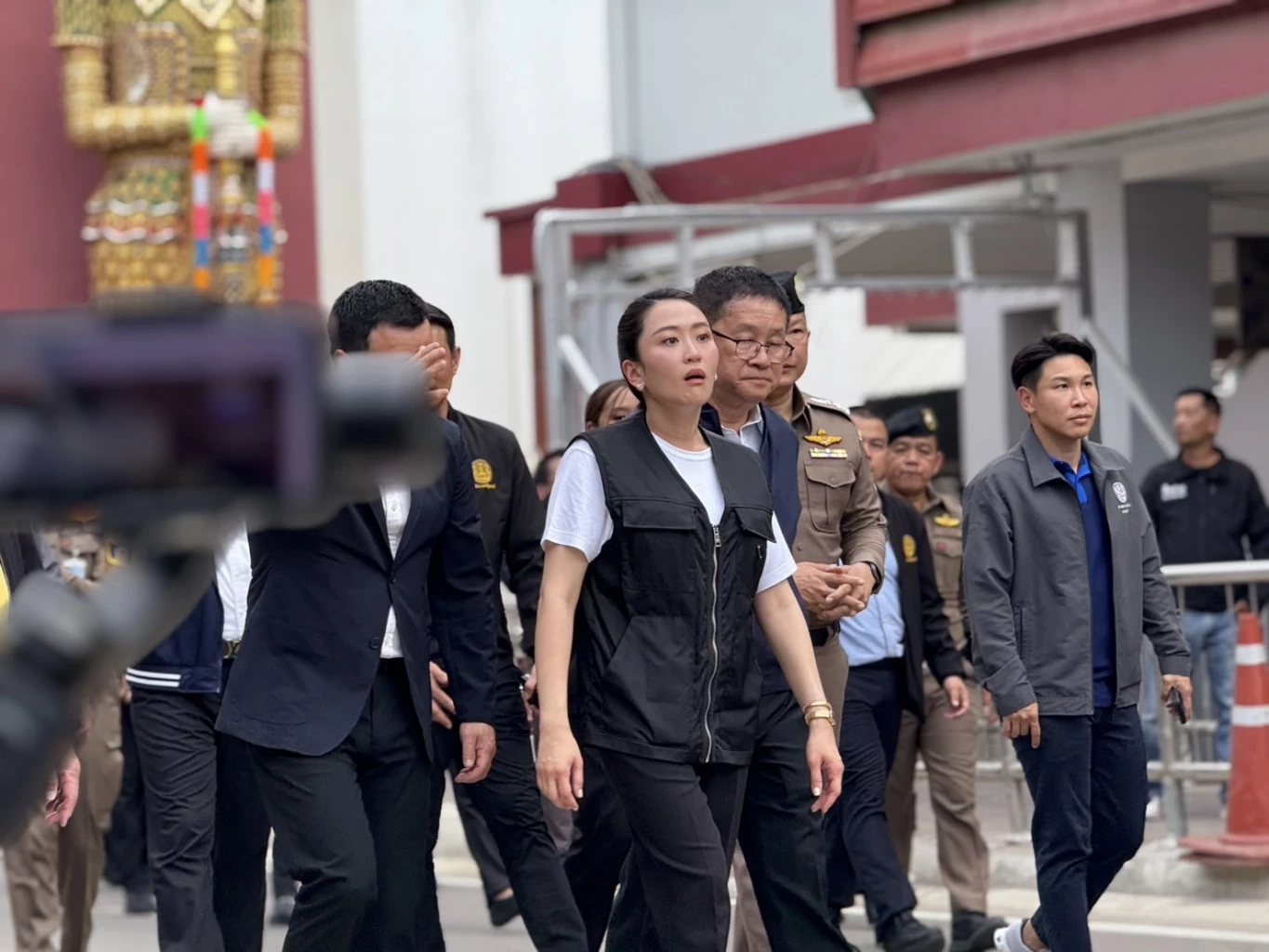 นางสาวแพทองธาร ชินวัตร นายกรัฐมนตรี และคณะเดินทางต่อมายัง ด่านพรมแดนคลองลึกอำเภออรัญประเทศ ติดตามการตรวจคนเข้าเมืองบริเวณชายแดนไทย-กัมพูชา