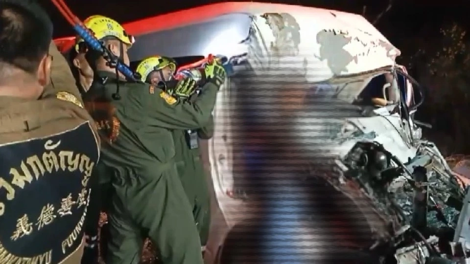 สลด! รถตู้ชนรถบรรทุกยับ อัดก็อบปี้คนขับดับ ผู้โดยสารเจ็บหลายราย เผยสาเหตุ