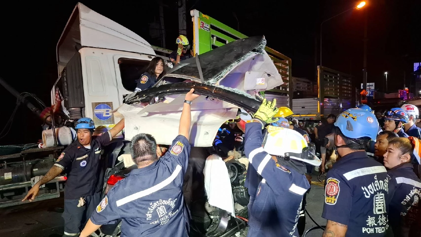 อุบัติเหตุสลด! รถพ่วงชนอัดก็อบปี้รถเก๋งตำรวจพังยับ ดับ 2 เจ็บ 3