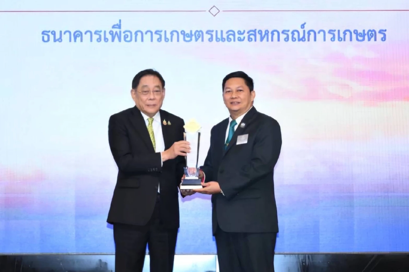 ธ.ก.ส. คว้า 4 รางวัลรัฐวิสาหกิจดีเด่น มุ่งเป็น 'ธนาคารพัฒนาชนบทที่ยั่งยืน'