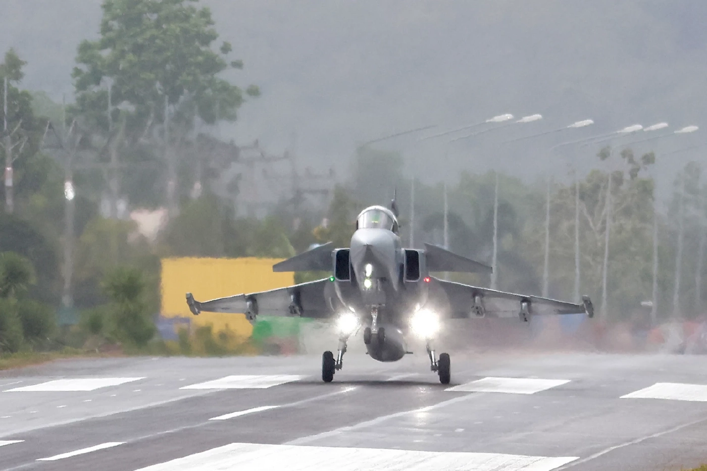 “กริพเพน ทดสอบขึ้น-ลง ด้วยถนนจบสวยงาม ปชช.ตื่นเต้นแห่ชมคับคั่ง