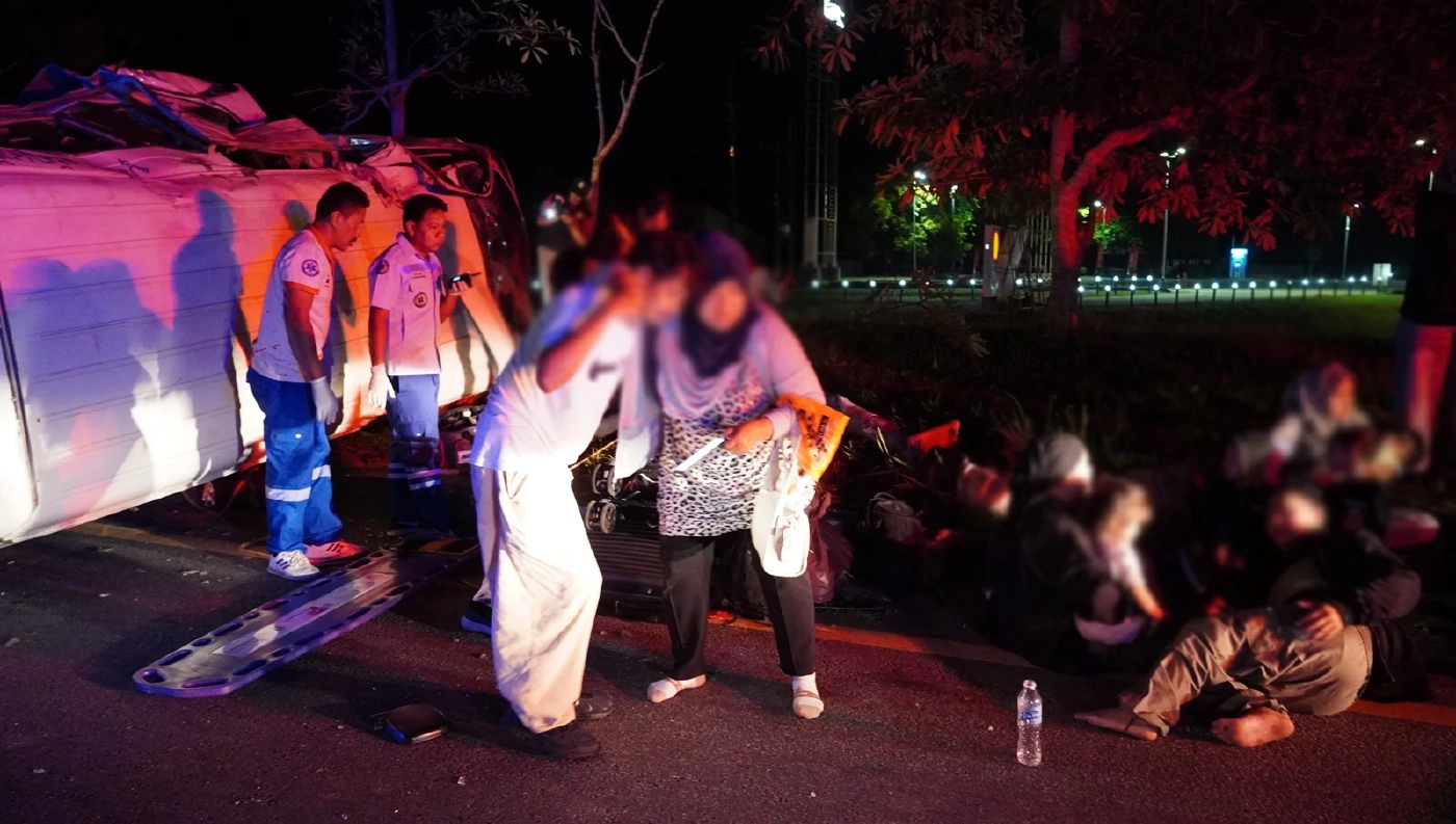 หวิดสลดหมู่!! รถตู้ชนท้ายรถจักรยานยนต์พลิกคว่ำ สาหัสนับสิบ