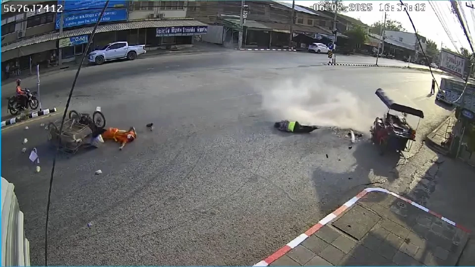 อย่างกับในหนัง! "หลวงพี่" ซิ่งจีวรบิน พุ่งชนสามล้อพ่วงโยม สลบเหมือดทั้งคู่