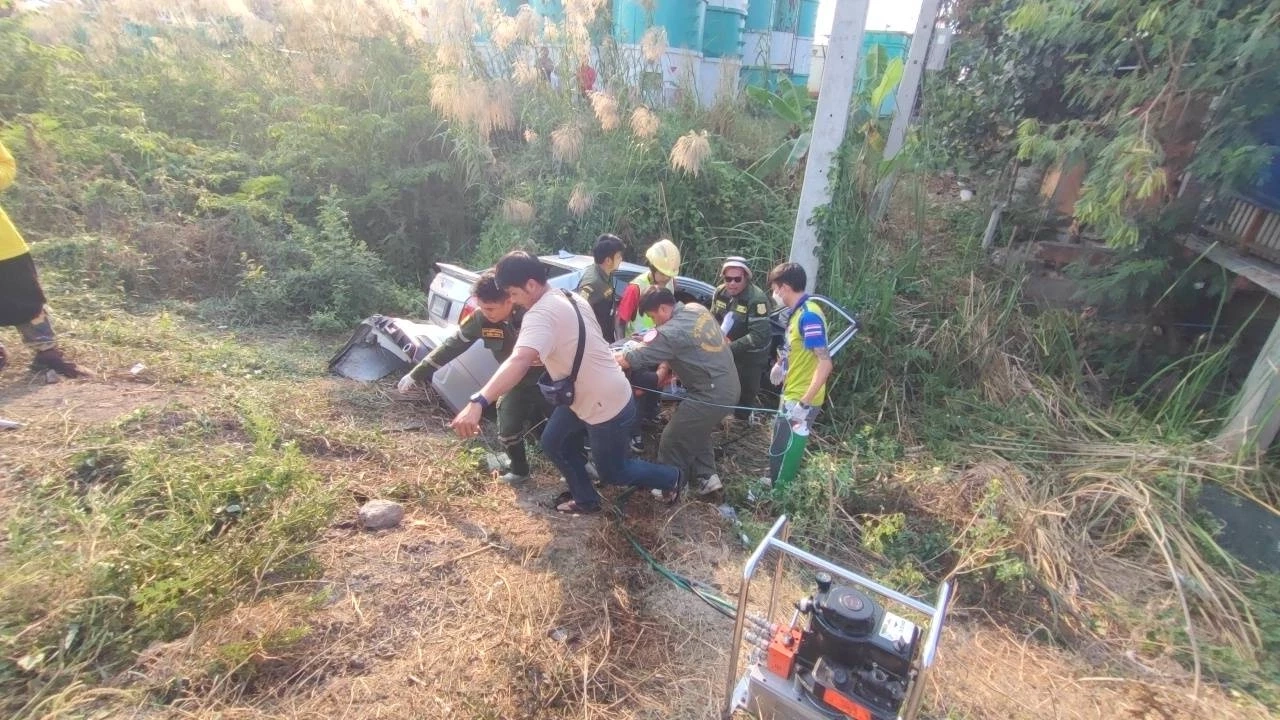 อุบัติเหตุรถตู้ทัวร์บุญ ถูกเก๋งพุ่งข้ามเลนชนพังยับ เจ็บคาซาก 14 คน
