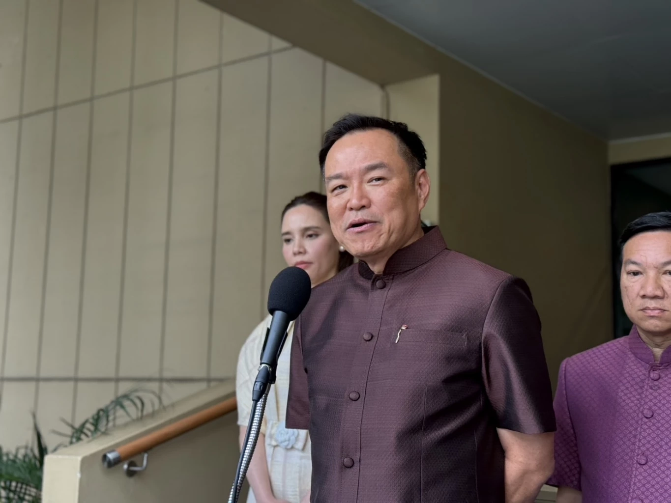 อนุทิน  ชาญวีรกูล รองนายกฯและรมว.มหาดไทย 