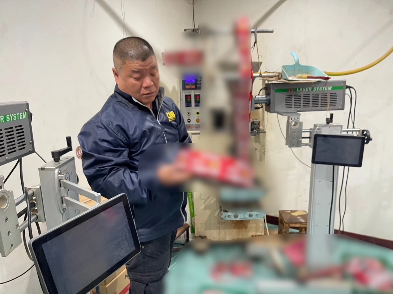 อึ้ง! สภาพอย่างซ๊ก ตำรวจ ปอศ.บุกทลาย โรงงาน “ผงชูรส – กาแฟ” ปลอมยี่ห้อดัง