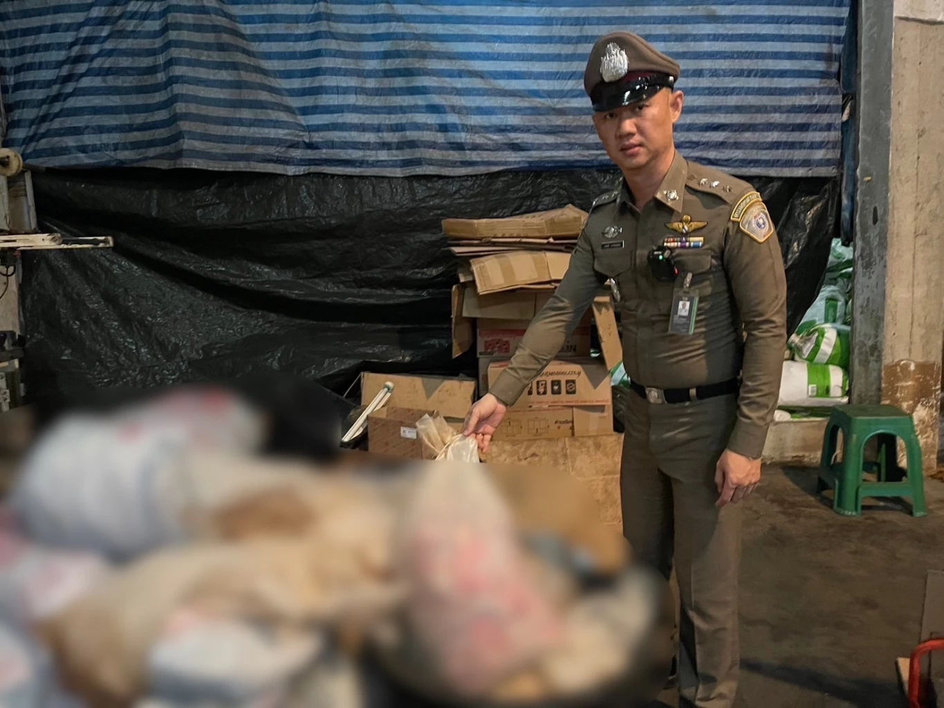 อึ้ง! สภาพอย่างซ๊ก ตำรวจ ปอศ.บุกทลาย โรงงาน “ผงชูรส – กาแฟ” ปลอมยี่ห้อดัง