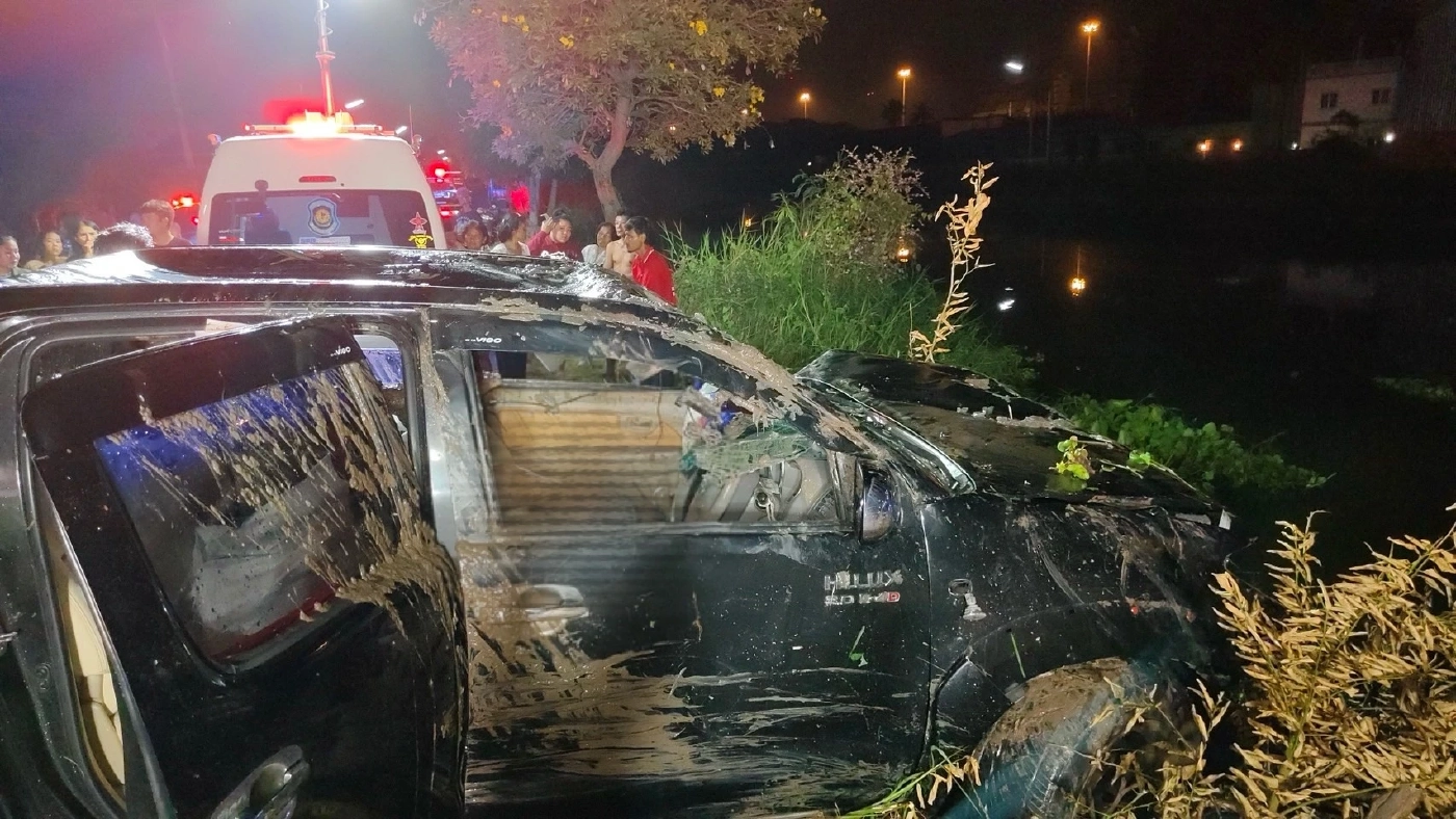 ปลัดหญิงช็อก! ร่ำไห้โผกอดร่างสัสดีลูกชายจนเป็นลม หลังขับปิกอัพพุ่งตกคลอง