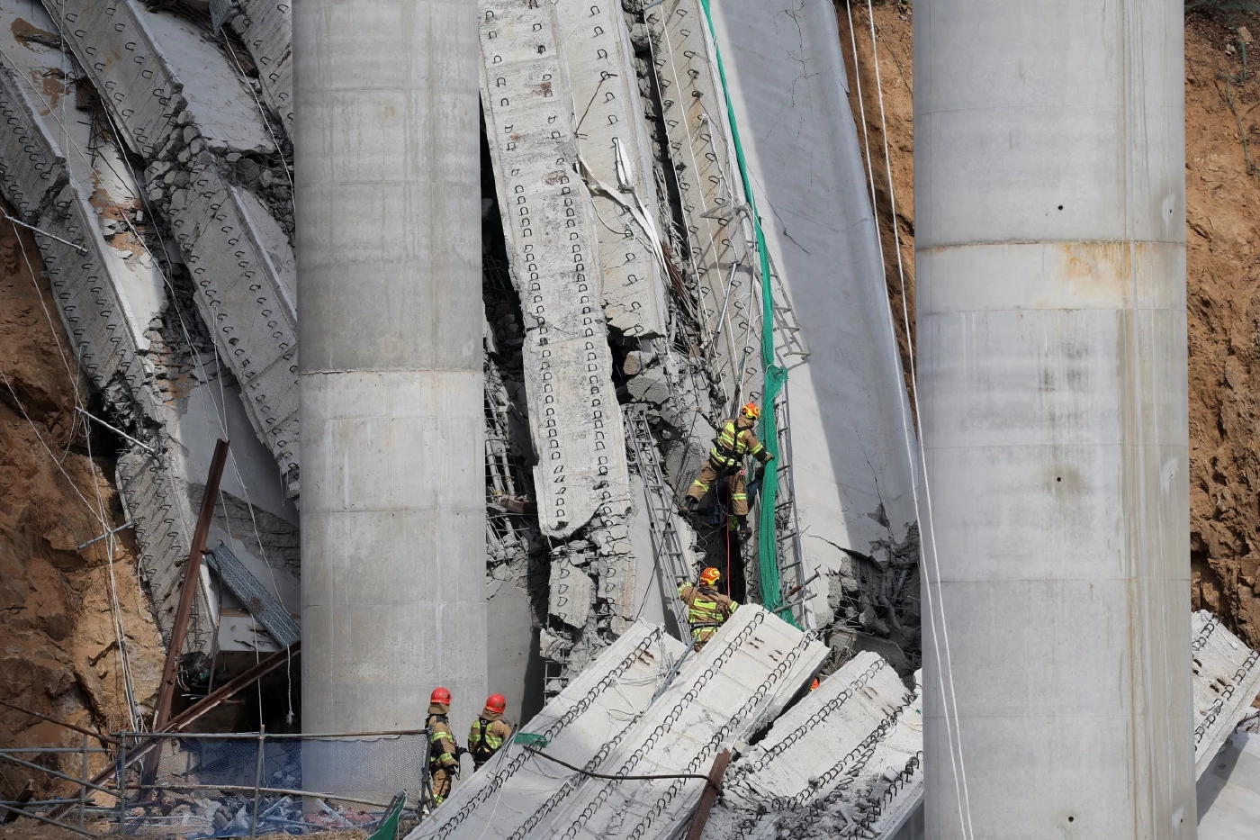 สะพานที่กำลังก่อสร้างพังถล่มในเกาหลีใต้ คนงานดับ 4 เจ็บ 6