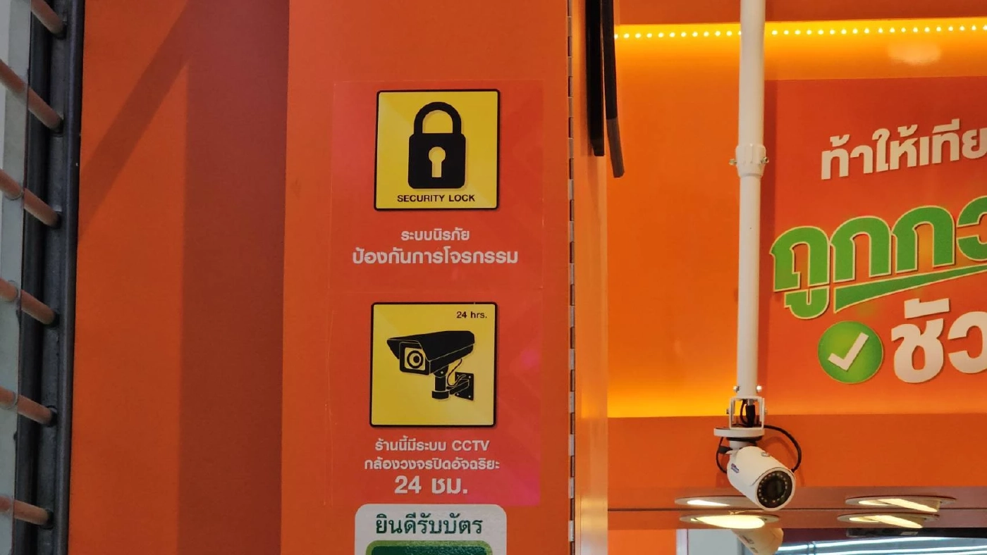 เปิดภาพโจรชิงทอง เดินไม่สวมหมวก ก่อนบุกรูดทองคำ 113 บาท