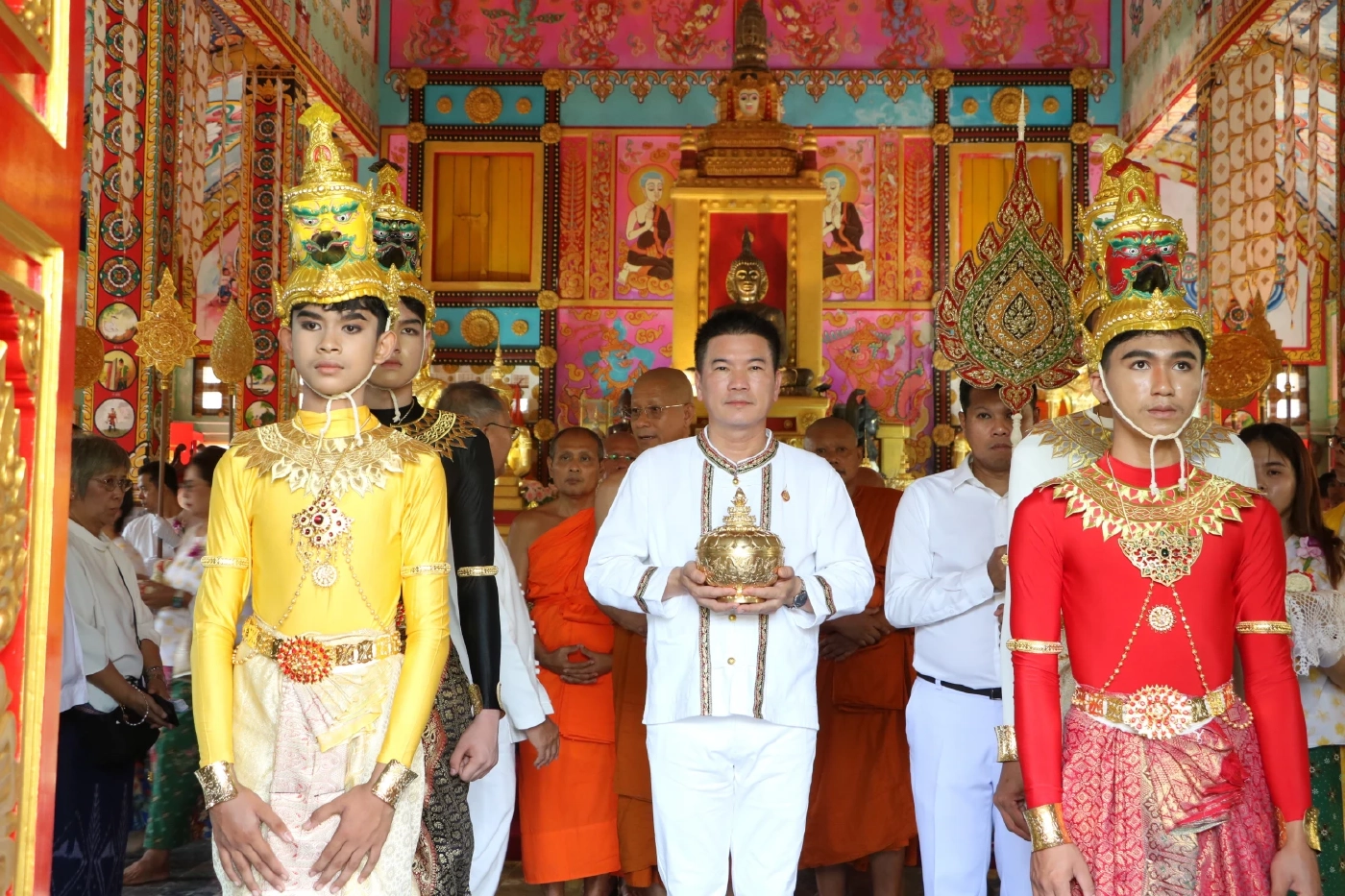 พุทธศาสนิกชนร่วมอัญเชิญ "พระศรีบรมธาตุ" แห่รอบเมืองเก่าตะกั่วป่าใน "วันมาฆบูชา"