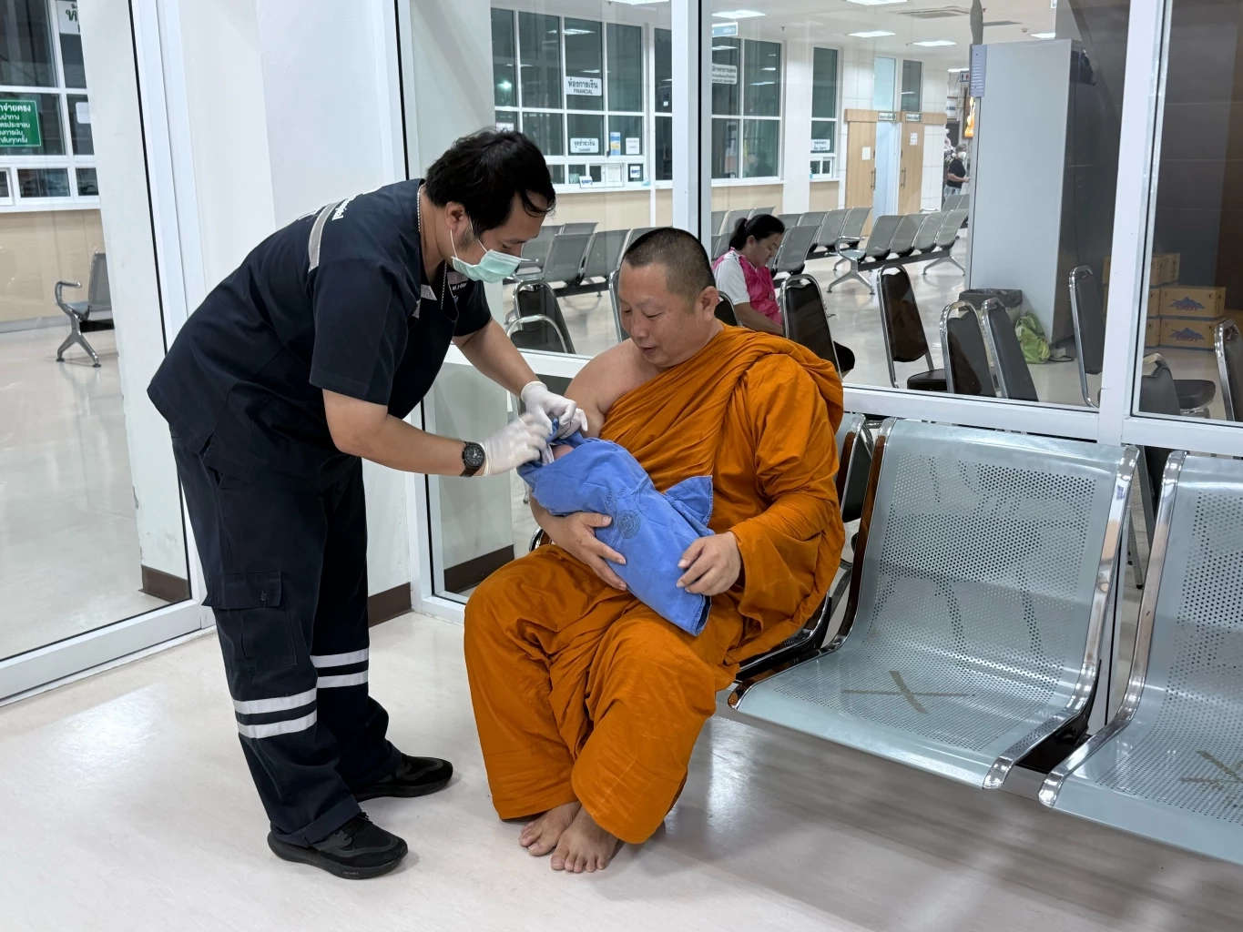 บีบหัวใจ แม่ทิ้งทารกหน้าวัด เจ้าอาวาสมาพบสภาพสุดเวทนา