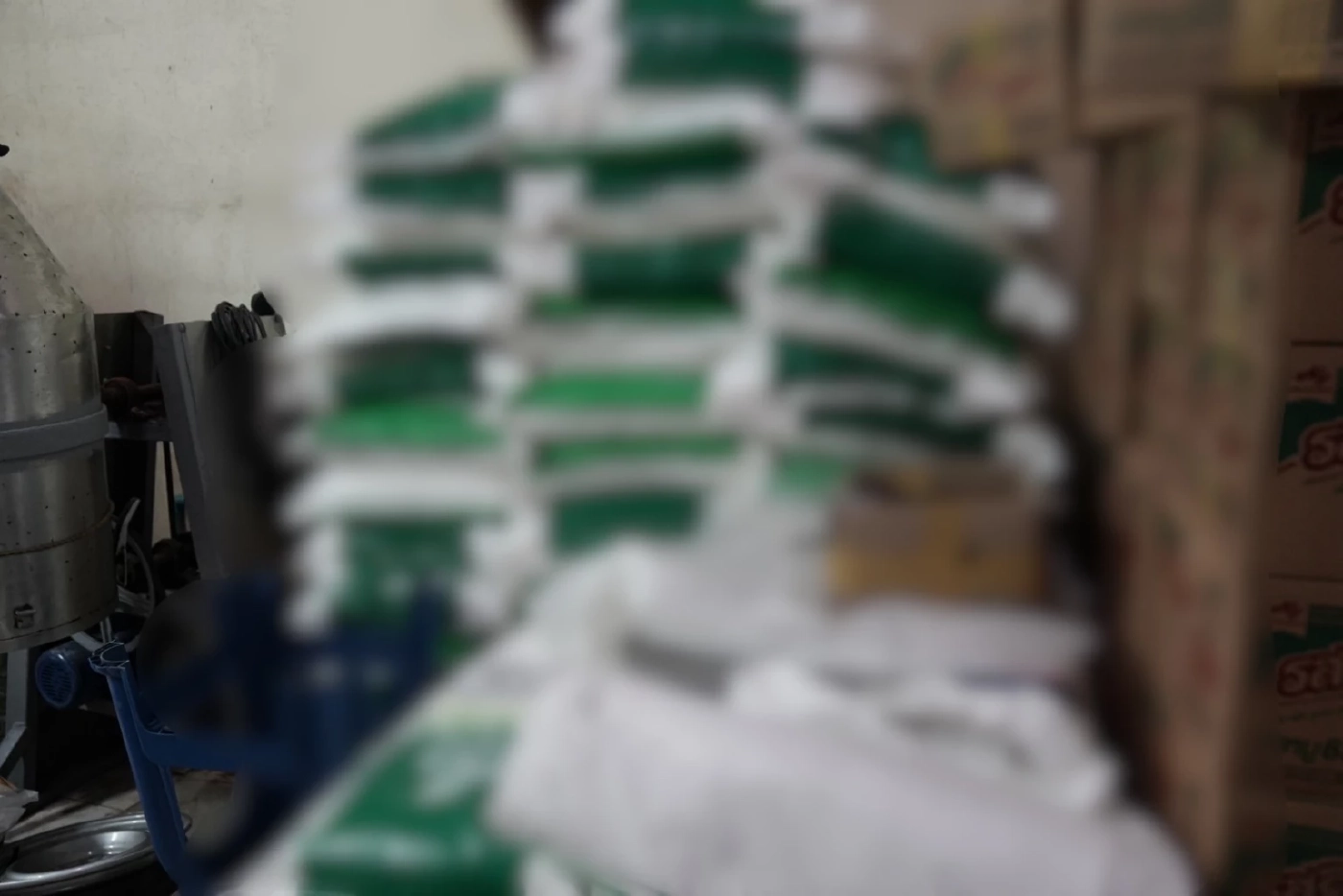 อึ้ง! สภาพอย่างซ๊ก ตำรวจ ปอศ.บุกทลาย โรงงาน “ผงชูรส – กาแฟ” ปลอมยี่ห้อดัง