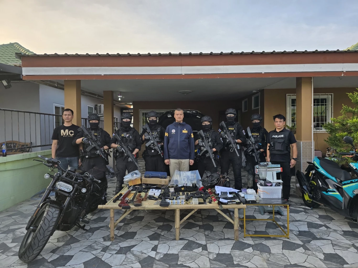 ตำรวจบุกรวบ “เบนซ์ ท่าทราย” เอเย่นต์ยานรกตัวเป้ง พร้อมของกลางจำนวนมาก